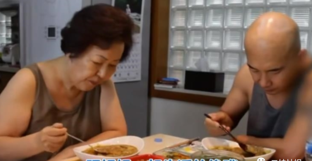 小苹果韩国版的视频在哪里:大S因买房跟婆婆吵架，具俊晔隐身，婆婆问凭什么